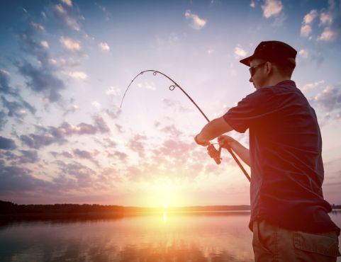 Angler beim Sonnenuntergang